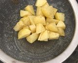 Foto langkah ke 2 dari resep Hati Ayam Kentang Masak Kecap Simple.