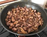 Foto del paso 7 de la receta: Setas salteadas con castañuelas de cerdo, jamón y ajo negro