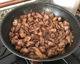 Foto del paso 7 de la receta: Setas salteadas con castañuelas de cerdo, jamón y ajo negro
