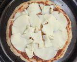 Foto del paso 3 de la receta: 🍕Pizza cochina 🍕😅Pizza con papas fritas, salchichas, cheddar y huevo frito