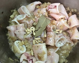 Foto del paso 3 de la receta: Chipirones en salsa con refrito de patatas y piñones
