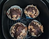 Foto langkah ke 3 dari resep Muffin Coklat Pisang Almond.