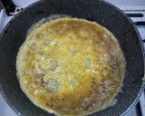 Foto langkah ke 3 dari resep Bacon Egg Cheese Sandwich.