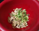 Foto del paso 4 de la receta: Cerdo frito con salsa de champiñones al ajillo y arroz blanco