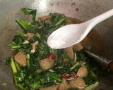 Foto langkah ke 3 dari resep Tumis Sawi Hijau dan Bakso 🥬.