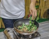 รูปขั้นตอนการทำที่ 16 ของ ข้าวผัด กะเพราคลุก กุ้ง กลิ่นหอมฟุ้ง รสชาติจัดจ้าน