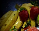 A picture of step 2 of Banana and strawberry shake.