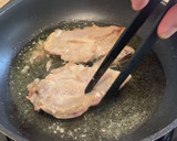 Foto del paso 1 de la receta: Chuletas de cerdo al ajillo