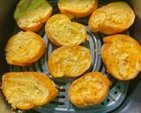Hình bước làm 4 của món Bánh mì nướng bơ tỏi NCKD 🥖🧑🍳