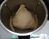 Foto del passaggio 2 della ricetta Ciambelle morbidissime al forno