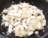 Foto del paso 2 de la receta: Revuelto de gulas con manzana