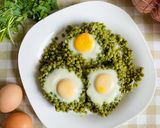 Une image de l'étape 5 de Petits pois aux œufs pochés – recette Portugaise.