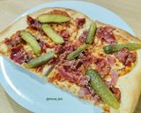 Foto del paso 5 de la receta: Pizza blanca de pastrami y pepinillos