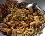 Foto langkah ke 4 dari resep Oseng tahu usus ayam.