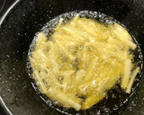 Foto del paso 2 de la receta: Huevos rotos con trufa negra y jamón ibérico