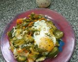 Foto del paso 3 de la receta: Huevos Poché, sobre colchón vegetal