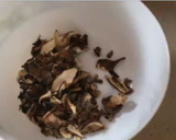 Foto del paso 2 de la receta: Cazuela de patatas, costillas y setas con su caldo