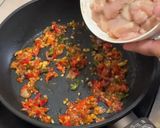 Foto langkah ke 2 dari resep Ayam Toge Tumis Pedas.