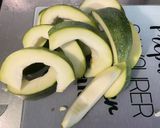 Une image de l'étape 2 de Côtes de porc aux demies lunes de courgette ronde marinées grillées.