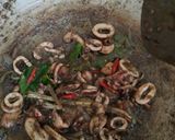 Foto langkah ke 7 dari resep Cumi Hitam Jamur Merang.