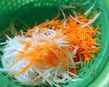 Hình bước làm 1 của món Cà rốt và củ cải ngâm chua ngọt