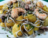 Foto del paso 8 de la receta: Salteado de patatas con calamar, langostinos y gulas al ajillo