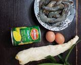 A picture of step 1 of Fresh Shrimp Corn Fish Maw Soup 鮮蝦粟米魚肚羹.