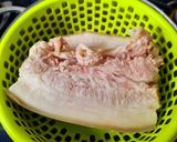 Hình bước làm 1 của món Thịt ba chỉ chiên da giòn