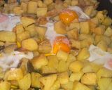 Foto del paso 5 de la receta: 😋Papas al horno con Huevito !!