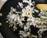Foto del paso 2 de la receta: Salteado de habicholillas y gambas congeladas