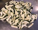 Une image de l'étape 1 de Courgettes bicolores et tomates à l'ail, basilic et persil.