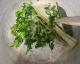 Foto langkah ke 2 dari resep Nasi daun jeruk rice cooker tanpa santan.