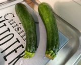 Une image de l'étape 1 de Courgettes et duo d’oignons grillés au zaatar et herbes aromatiques.