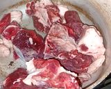 Foto del passaggio 2 della ricetta Carne al forno con patate e sugo di pomodoro
