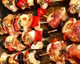 Foto del paso 3 de la receta: Brochette de pollo envuelto en panceta con cebolla, morrón y ciruela seca