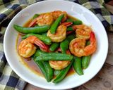 รูปขั้นตอนการทำที่ 4 ของ ถั่วลันเตาผัดผงกะหรี่กุ้ง