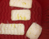 Foto del paso 4 de la receta: Bocadillo con tomate, queso fresco, pimientos del piquillo y anchoas