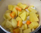 Hình bước làm 1 của món Soup kem khoai tây cà rốt