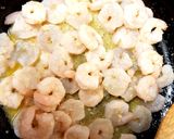 A picture of step 1 of My Garlic prawns on Salad. 😀.