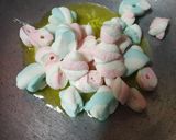A picture of step 3 of Mashmellow jelly rice crisps chocolate rolls.