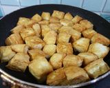 Hình bước làm 1 của món Đậu hũ chiên xóc mắm hành