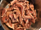 Oreja con salsa de tomate