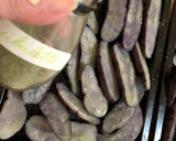 Foto del paso 4 de la receta: Papas negras al horno