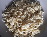 Foto langkah ke 3 dari resep Mie kribo isi sayur.