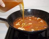 Foto del paso 7 de la receta Fideos finos con judías blancas, calamares y almejas
