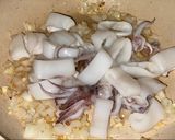รูปขั้นตอนการทำที่ 3 ของ หมึกผัดไข่เค็ม (สูตรไม่ใส่น้ำพริกเผา)