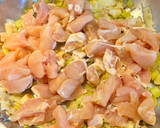 Foto del paso 2 de la receta: Pechuga de pollo de corral con puerros a la crema