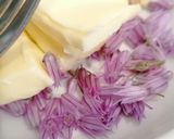 Une image de l'étape 4 de Beurre de fleurs de ciboulette.