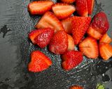 Foto del paso 7 de la receta: Tarta de crema, dulce de leche y frutillas 🍓