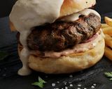 صورة لخطوة 1 من وصفة تشيز برغر غرقان بصلصة الجبن🍔Cheese burger